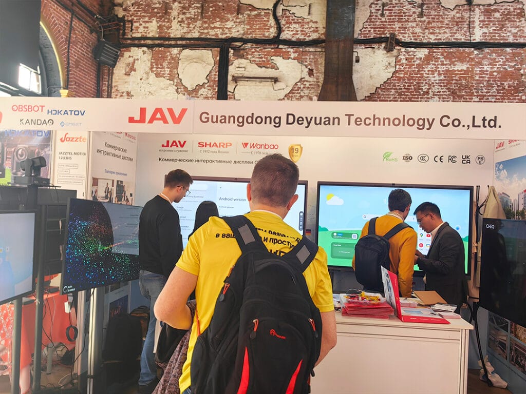 فريق JAV Smart Board يعرض ميزات السبورة الذكية للعملاء في عام 2025 PRO Integration Tech