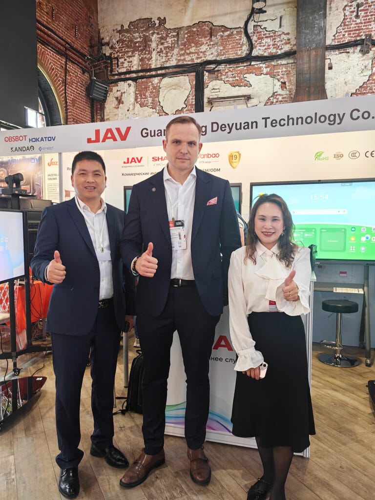 فريق JAV Smart Board مع العميل في عام 2025 PRO Integration Tech