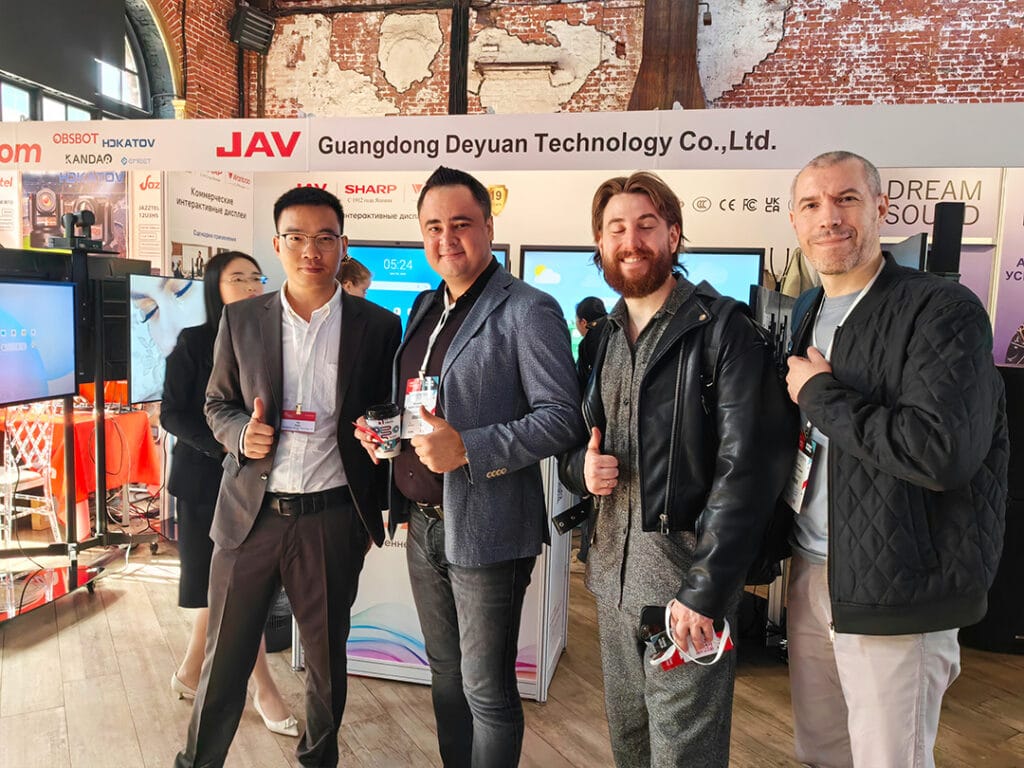 فريق JAV Smart Board مع العملاء في عام 2025 PRO Integration Tech