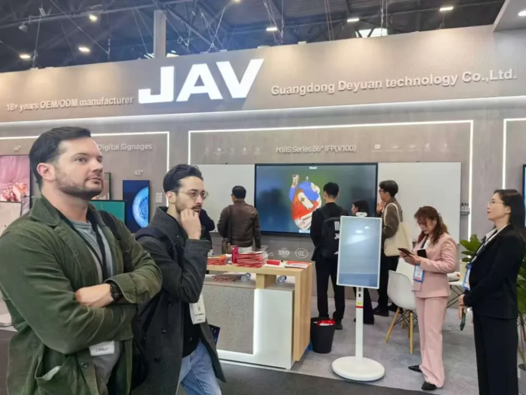 فريق JAV Smart Board في معرض ISE 2025 بإسبانيا