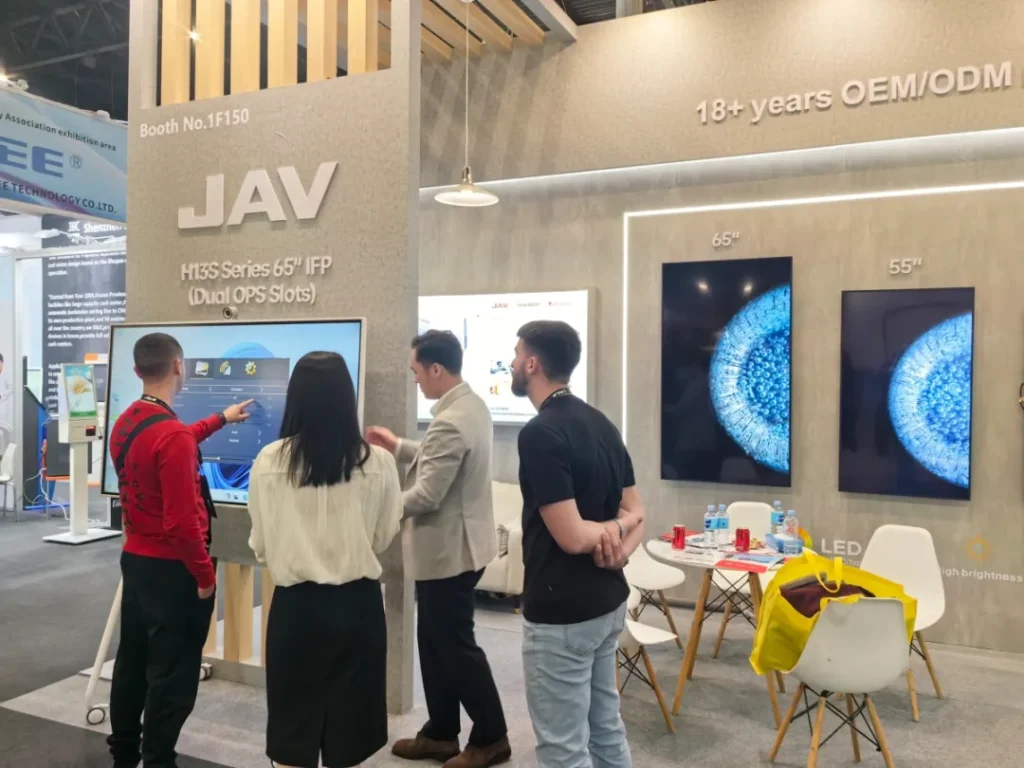 صورة لفريق JAV يعرض للعملاء ميزات شاشته التفاعلية الذكية