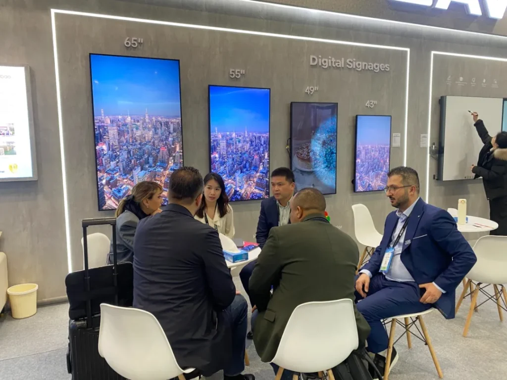 فريق JAV Smart Board يناقش تفاصيل العمل مع العملاء