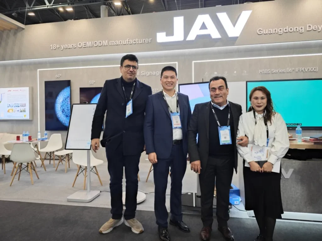 صورة للرئيس التنفيذي لشركة JAV للسبورة الذكية مع العملاء