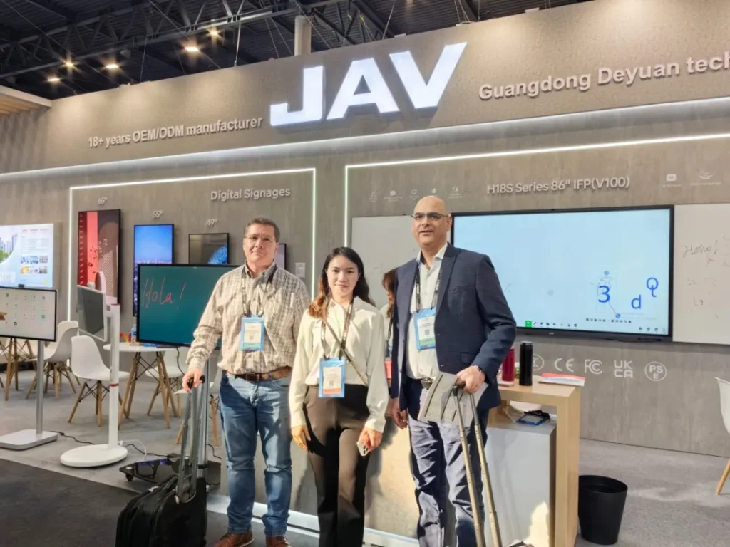 صورة لممثل السبورة الذكية JAV مع العملاء