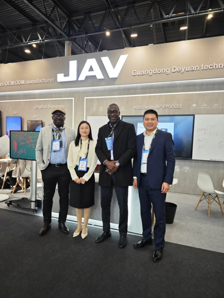 صورة لممثلي السبورة الذكية JAV مع العملاء