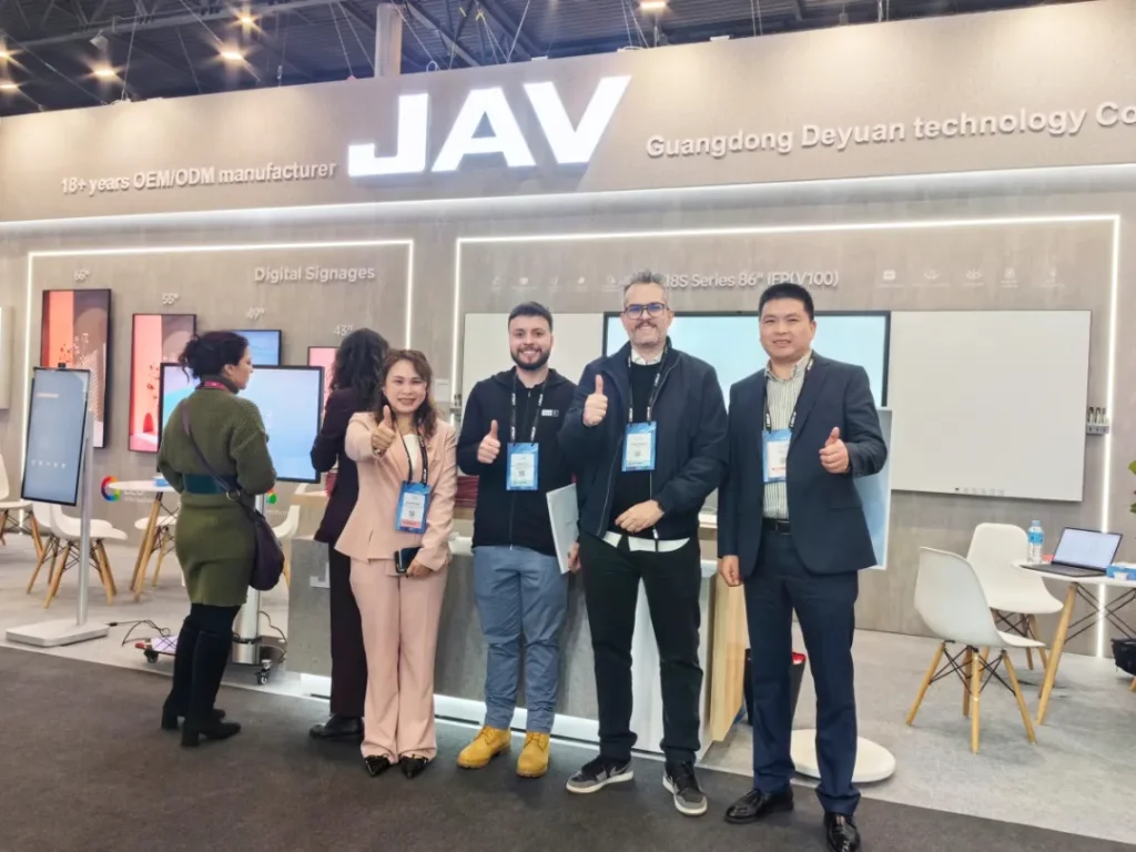 صورة لممثلي السبورة الذكية JAV مع العملاء المحتملين