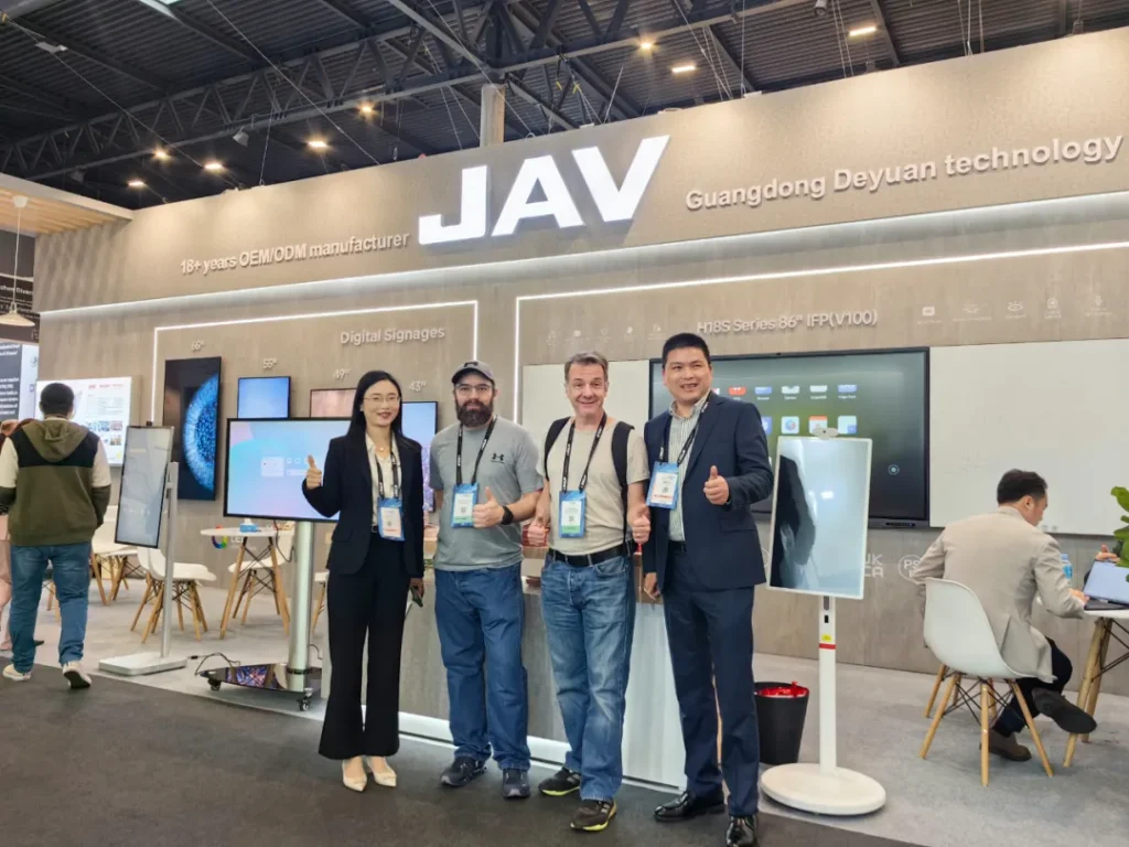 صورة لممثلي السبورة الذكية JAV مع العملاء