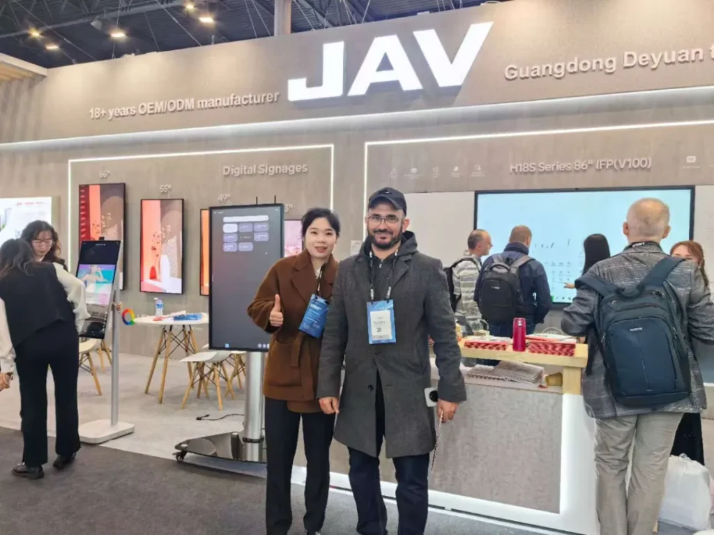 صورة لممثل السبورة الذكية JAV مع العملاء