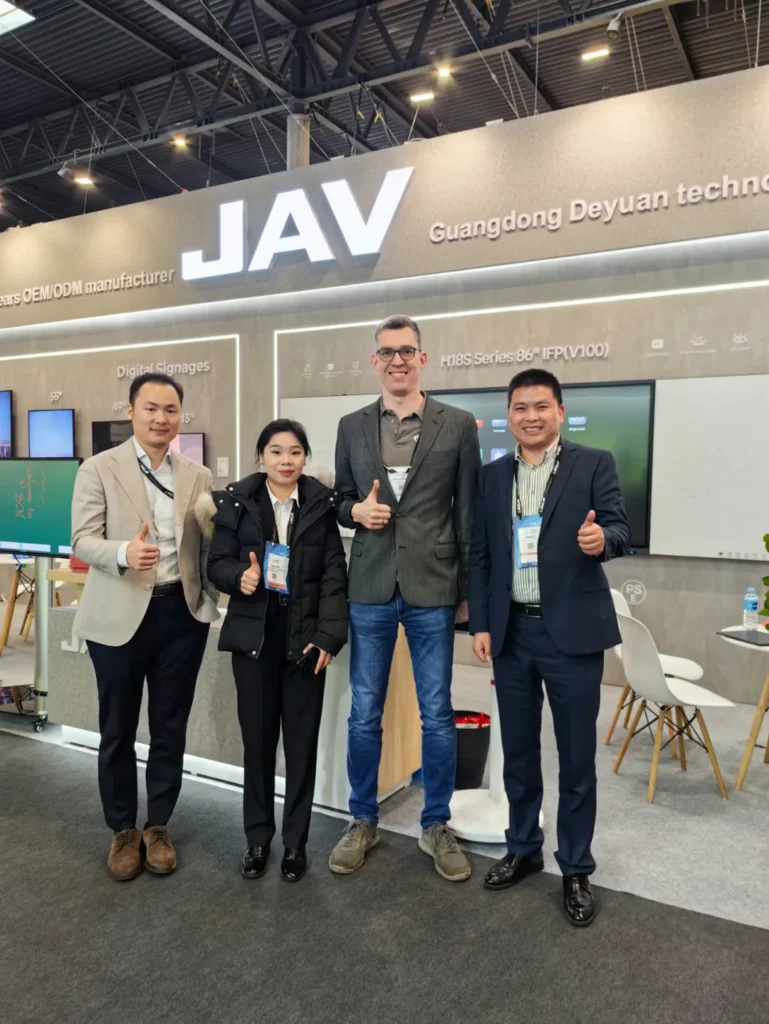 صورة لممثلي السبورة الذكية JAV مع العملاء