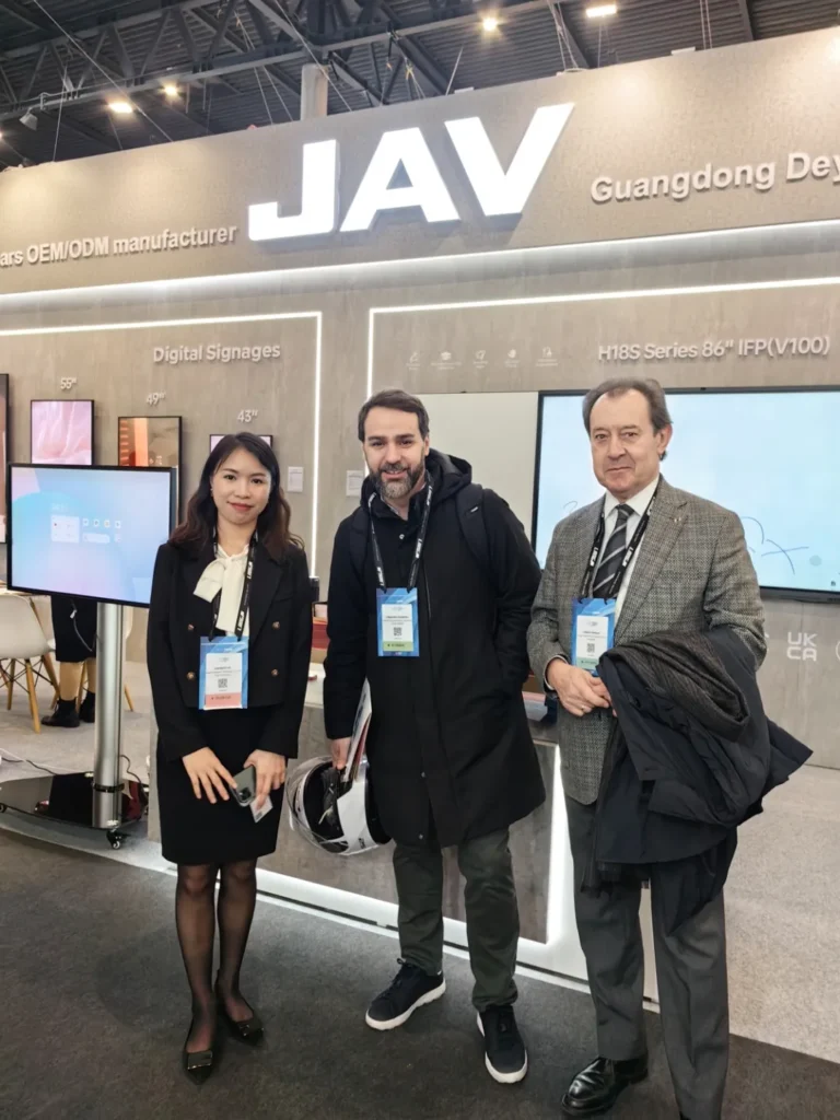 صورة لممثل السبورة الذكية JAV مع العملاء