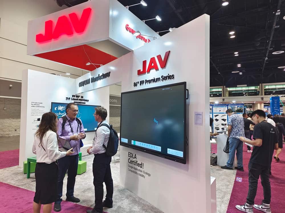 عملاء في جناح شركة JAV للألواح الذكية يتواصلون بشأن مؤتمر ومعرض المعلومات والاتصالات 2023