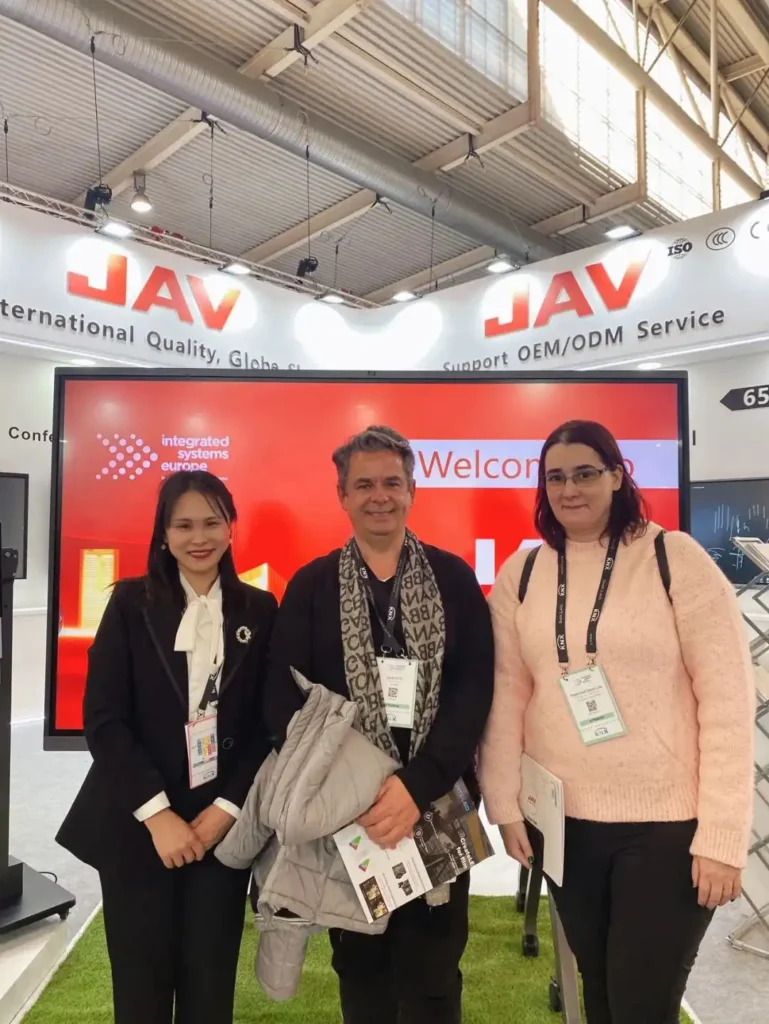 صورة جماعية لموظفي شركة JAV للألواح الذكية مع عملاء دوليين.