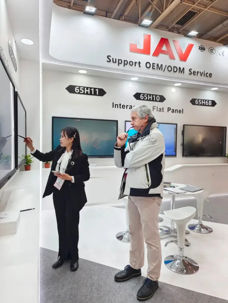 فريق Jav Smart Board يعرض للعملاء ميزات شاشة Jav التفاعلية.