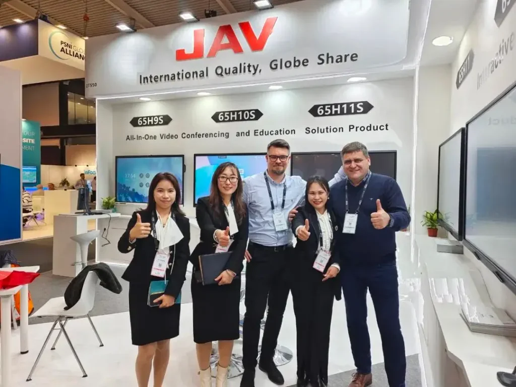 صورة جماعية لفريق السبورة الذكية في معرض ISE 2023 مع العملاء السعداء.