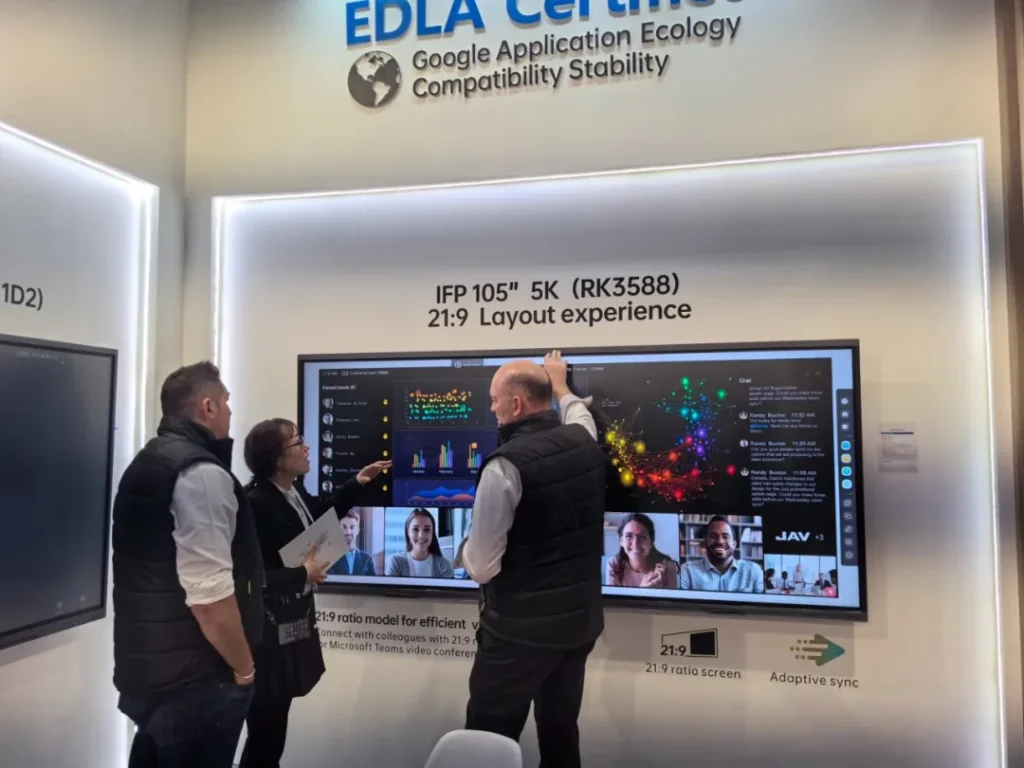 صورة لفريق JAV Smart Board وهو يعرض للعملاء أدوات المؤتمرات الخاصة به.