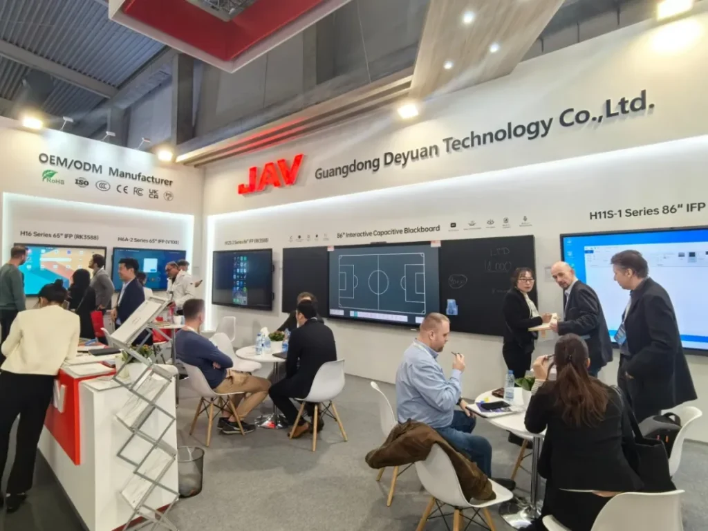 صورة لجناح JAV Smart Board مع العملاء.
