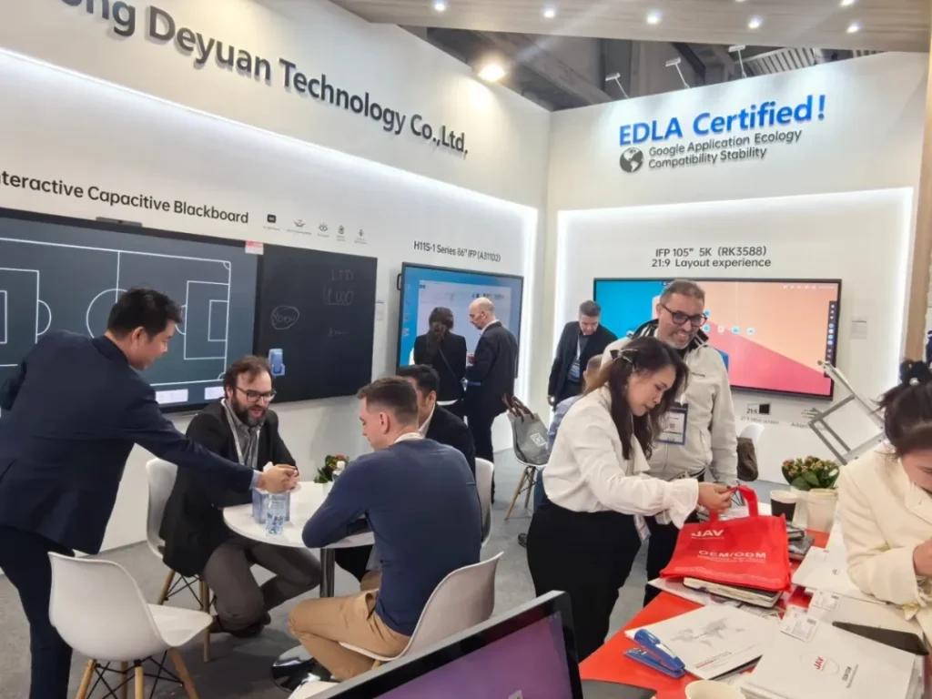 صورة لجناح السبورة الذكية JAV في معرض ISE 2024