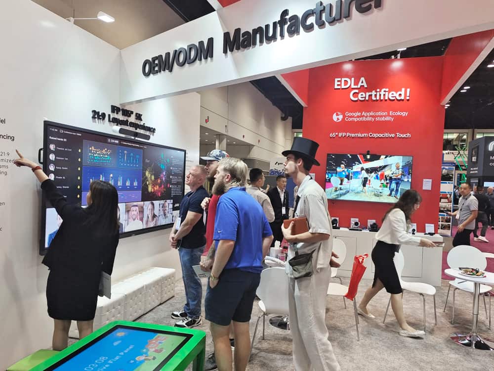 جناح شركة جاف للسبورات الذكية في معرض إنفوكوم 2023، حيث يشاهد العملاء الموظفين وهم يعرضون ميزات السبورات الذكية من جاف