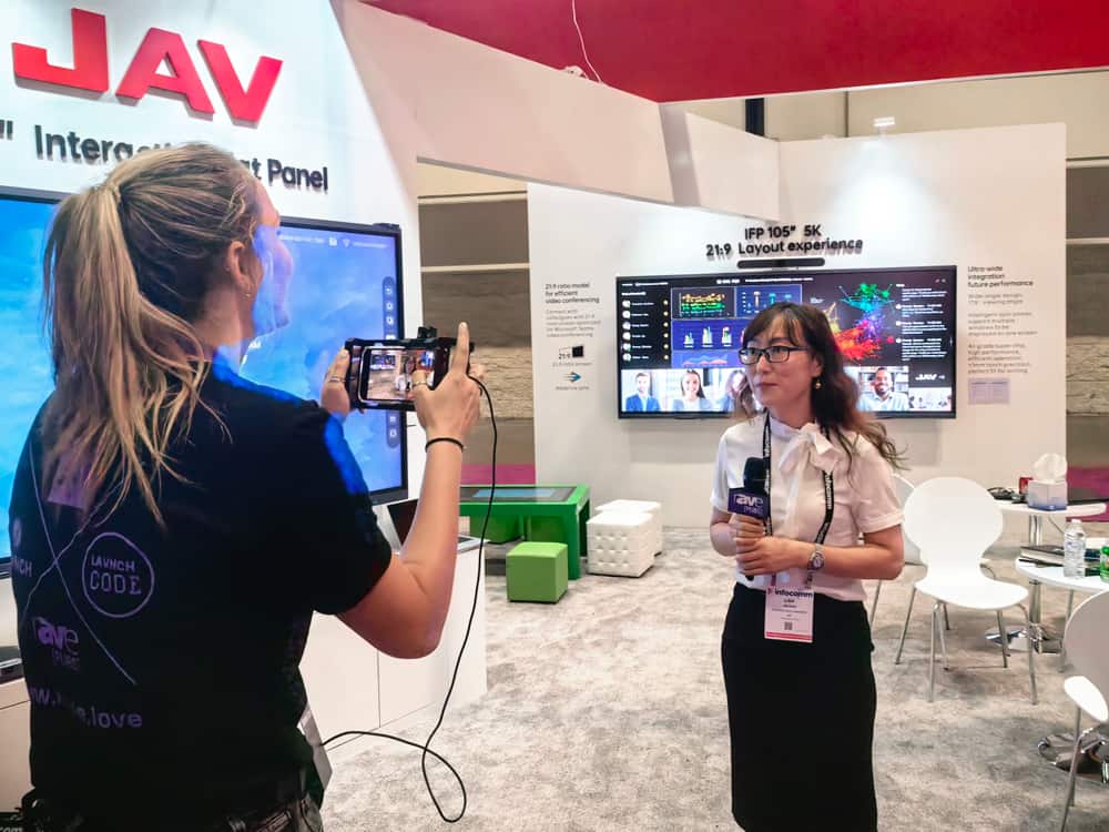 فريق السبورة الذكية اليابانية يُجري مقابلات مع وسائل الإعلام التلفزيونية الأمريكية