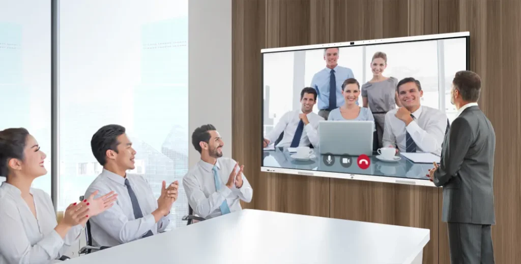 صورة لاجتماع فريق عن بعد تم إجراؤه بواسطة شاشة مسطحة تفاعلية ذكية من JAV.