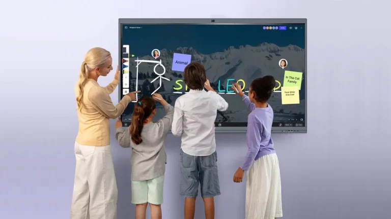 JAV Board 10 Smart Interactive Whiteboard, verwendet in einer Englischklasse an einer Grundschule